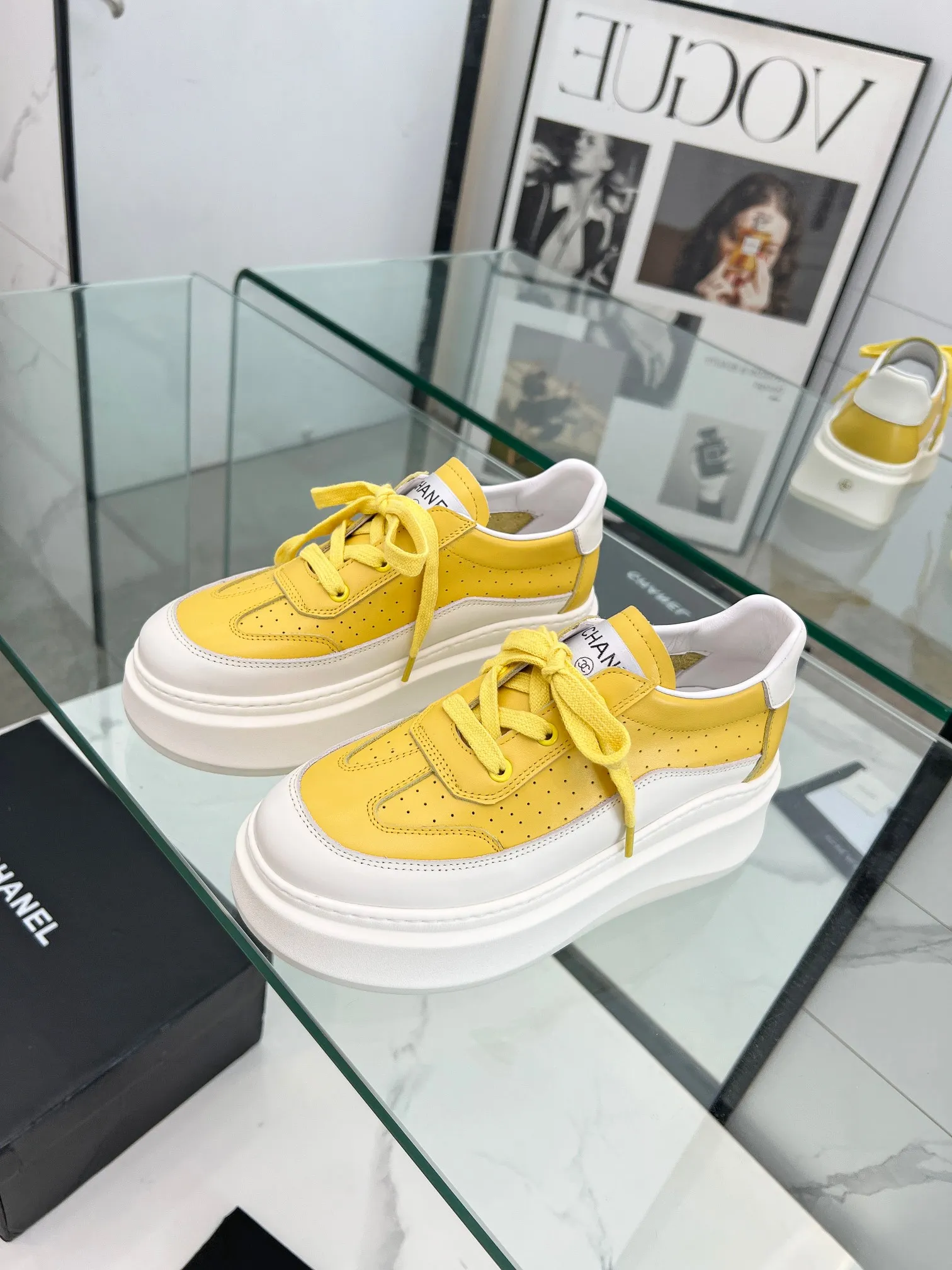 👟👟Ex-factory price 540👟👟 Super popular Chanel Chanel 2024 new casual sports shoes and sneakers. Hard to find at the counter. Super beautiful color. Very versatile. Super comfortable. Full of small fragrance. Classic, durable and versatile. The upper is made of spliced materials, real cowhide, sheepskin lining, original pU+Tpa sole, good resilience. Wear light, white, white and black, white and yellow code number: 35-40